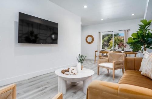 Westlake House | Modern 3BR Retreat with Rooftop Deck Sleeps 8