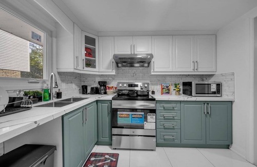 Thorold House | Modern 3BR Retreat with Pool | 15 Mins Away From Niagara Falls and Attractions