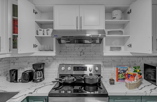 Thorold House | Modern 3BR Retreat with Pool | 15 Mins Away From Niagara Falls and Attractions