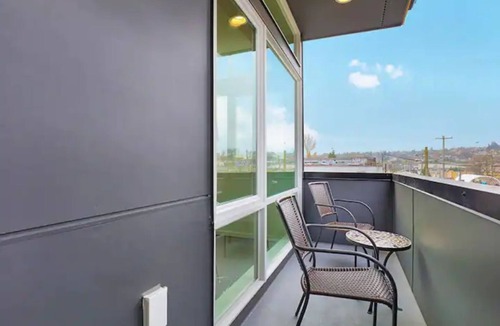 Atlantic House | Modern 3BR: Rooftop, A/C, Gigabit WiFi & Parking