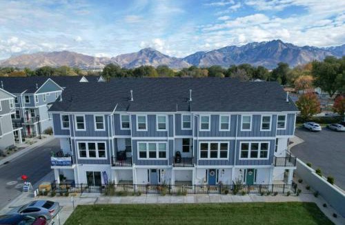 South Salt Lake House | Modern 3BR Ski Retreat Mountain Views & Garage