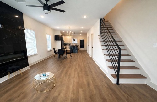 Northeast Houston House | Modern 3BR Sleeps 9 Gated Parking and Yard Fast WiFi 15 Min to Downtown