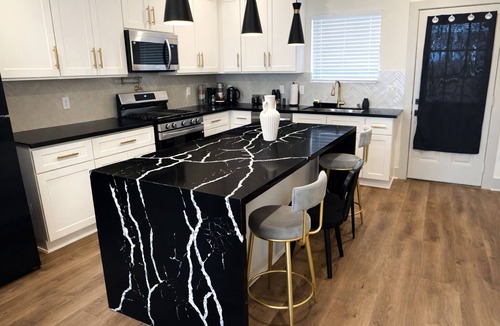 Northeast Houston House | Modern 3BR Sleeps 9 Gated Parking and Yard Fast WiFi 15 Min to Downtown