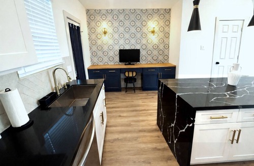 Northeast Houston House | Modern 3BR Sleeps 9 Gated Parking and Yard Fast WiFi 15 Min to Downtown