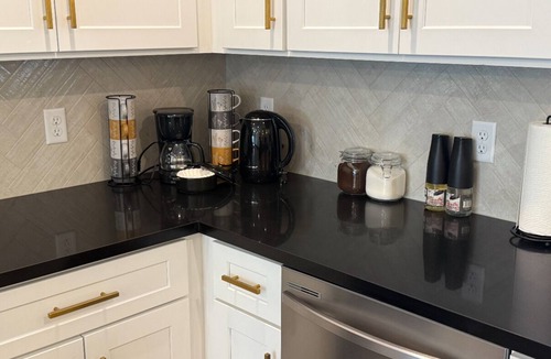 Northeast Houston House | Modern 3BR Sleeps 9 Gated Parking and Yard Fast WiFi 15 Min to Downtown