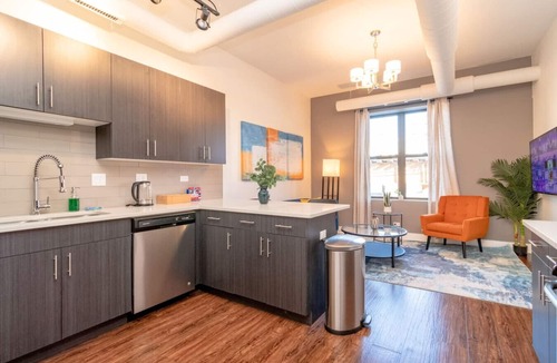 Near South Side Apartment | Modern 3BR Smoke Ok Near McCormick & Soldier Field