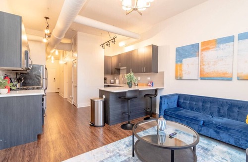 Near South Side Apartment | Modern 3BR Smoke Ok Near McCormick & Soldier Field