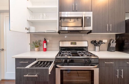 Near South Side Apartment | Modern 3BR Smoke Ok Near McCormick & Soldier Field