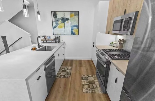 OST - South Union House | Modern 3BR Town home - Gated - Sleeps 8 | 15 mins from FIFA stadium