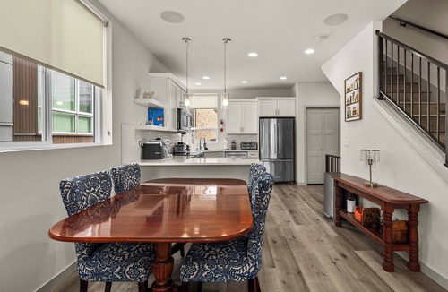 University District House | Modern 3BR Townhome in Seattle Near to Downtown