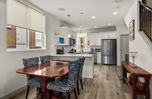 University District House | Modern 3BR Townhome in Seattle Near to Downtown