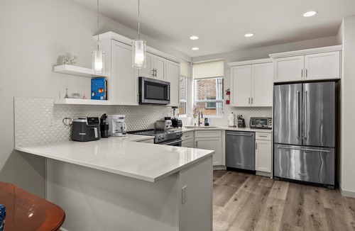 University District House | Modern 3BR Townhome in Seattle Near to Downtown