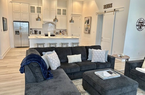 College Station House | Modern 3BR Townhome Near TAMU
