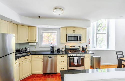 Hoboken House | Modern 3BR Townhouse with Private Rooftop & Parking Minutes to NYC