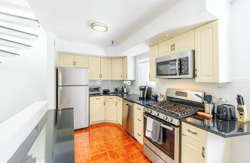 Hoboken House | Modern 3BR Townhouse with Private Rooftop & Parking Minutes to NYC