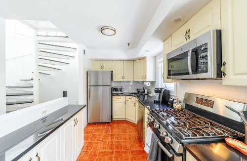 Hoboken House | Modern 3BR Townhouse with Private Rooftop & Parking Minutes to NYC