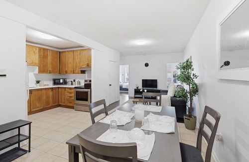 Parkdale Apartment | Modern 3BR Urban Haven in Downtown Toronto