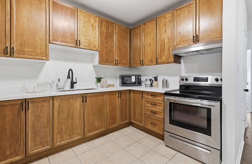 Parkdale Apartment | Modern 3BR Urban Haven in Downtown Toronto