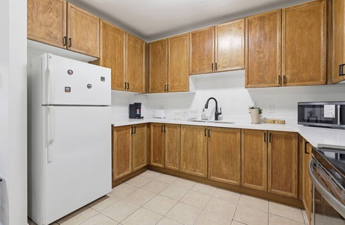 Parkdale Condo | Modern 3BR Urban Haven Near Downtown