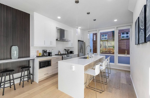 Leschi Apartment | Modern 3BR - Walk to Light Rail w/EV Charger & Parking