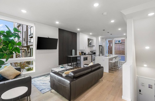 Leschi Apartment | Modern 3BR - Walk to Light Rail w/EV Charger & Parking