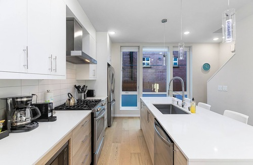 Leschi Apartment | Modern 3BR - Walk to Light Rail w/EV Charger & Parking