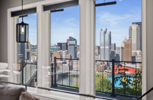 Mount Washington House | Modern 3BR with Breathtaking Skyline Views