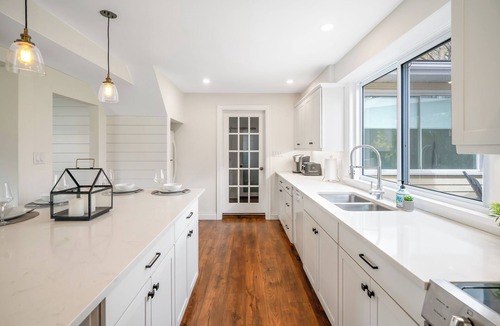 Historic Old Town House | Modern 4 Bdrm 8 Guests Niagara Home steps to Old Town, theatres & restaurants