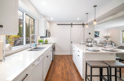 Historic Old Town House | Modern 4 Bdrm 8 Guests Niagara Home steps to Old Town, theatres & restaurants