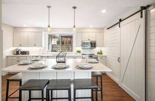 Historic Old Town House | Modern 4 Bdrm 8 Guests Niagara Home steps to Old Town, theatres & restaurants
