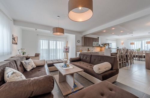 Debeljak Villa | Modern 4 BD villa with heated pool for up to 8 guests
