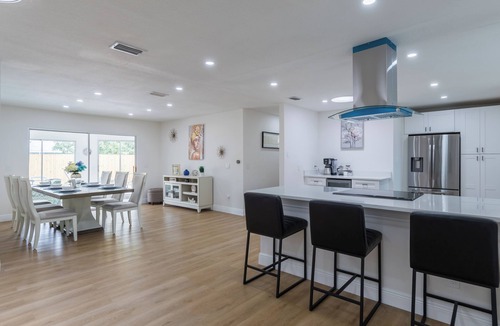 Orlando House | Modern 4 Bed 2 Bath home with a pool, King bed sleeps 10 in Orlando close to UCF