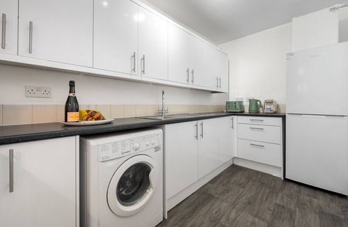 Coventry Apartment | Modern 4 bed 3 bath apartment, free parking