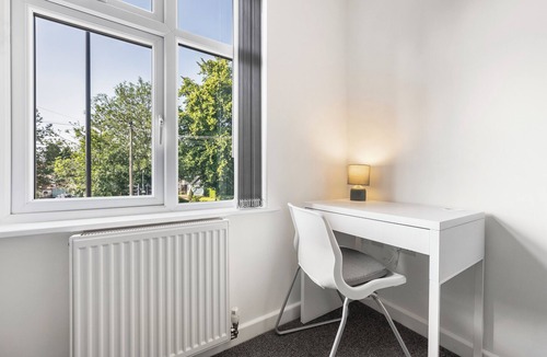 Coventry Apartment | Modern 4 bed 3 bath apartment, free parking