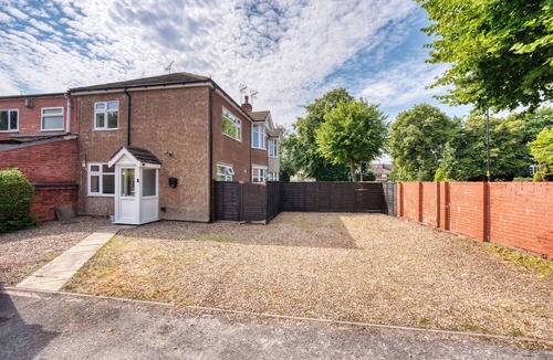 Coventry Apartment | Modern 4 bed 3 bath apartment, free parking