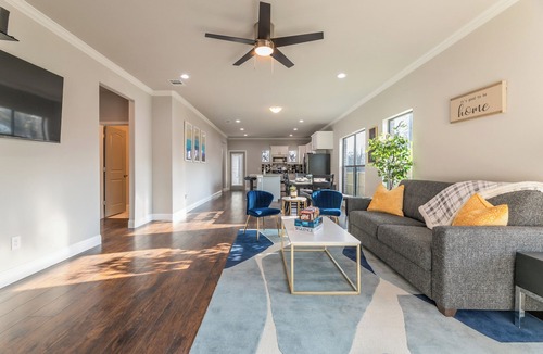 Cedar Crest House | Modern 4 Bed - By Dallas Zoo & Reunion Tower