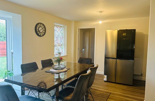 Corby House | Modern 4-Bed Detached Home in Corby