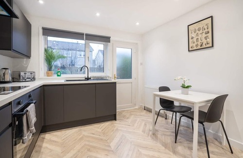 Livingston House | Modern 4 Bed House-Free Parking