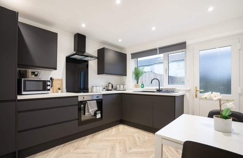 Livingston House | Modern 4 Bed House-Free Parking