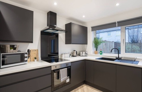 Livingston House | Modern 4 Bed House-Free Parking