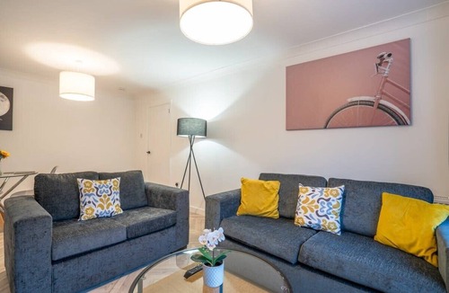 Livingston House | Modern 4 Bed House-Free Parking