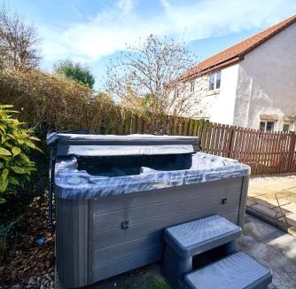 MacMerry Apartment | Modern 4-Bed Home, Tranent