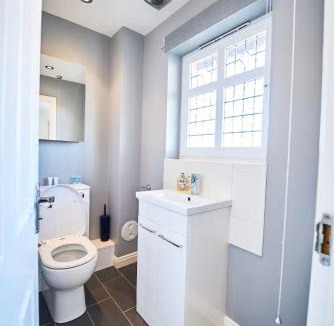 MacMerry Apartment | Modern 4-Bed Home, Tranent