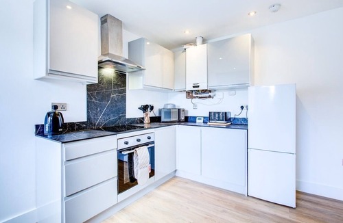 Colchester House | Modern 4 Bed Home with Driveway