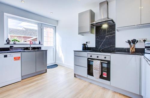 Colchester Apartment | Modern 4 Bed Home with Driveway