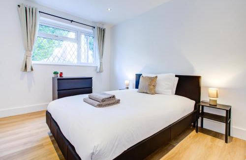 Colchester Apartment | Modern 4 Bed Home with Driveway