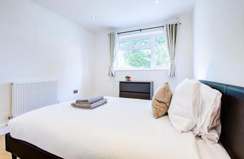 Colchester Apartment | Modern 4 Bed Home with Driveway