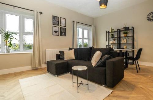 Stoke-on-Trent House | Modern 4 Bed House with Pool Table