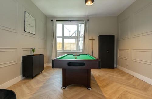Stoke-on-Trent House | Modern 4 Bed House with Pool Table