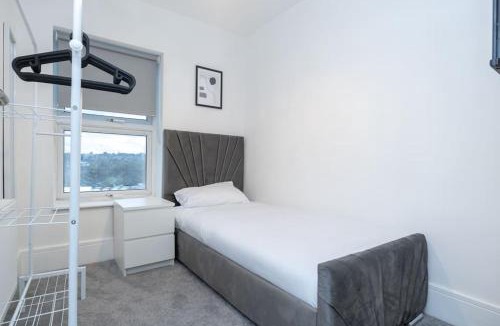 Stoke-on-Trent House | Modern 4 Bed House with Pool Table